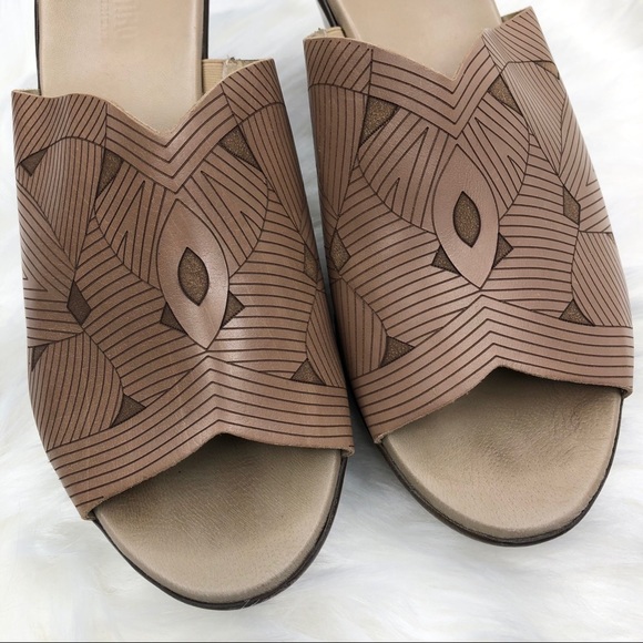MUNRO Marisa Leather Mule Sandals Geometric Tan Size 11W - Picture 4 of 11